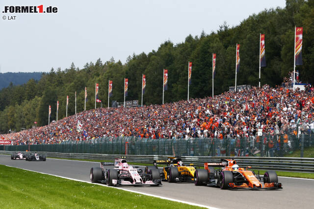 Foto zur News: Zwei Runden lang liefern sich Hülkenberg und Alonso dann ein erfrischendes Duell um P7, ehe der McLaren-Star mangels Honda-Power klein beigeben muss. Als er wenig später auf den Geraden auch für die Force Indias Kanonenfutter ist, funkt er: "Peinlich!"