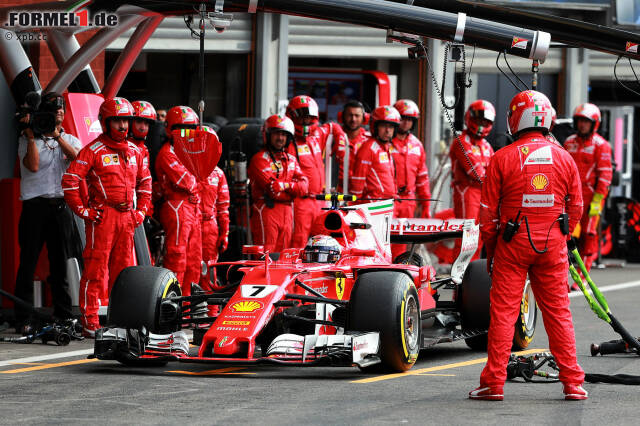 Foto zur News: Weil wegen Verstappen bei Kemmel Doppel-Gelb geschwenkt wird und Kimi Räikkönen trotzdem Vollgas durch Eau Rouge zischt, nicht einmal lupft, kassiert der Ferrari-Fahrer eine harte Strafe: zehn Sekunden Stop & Go. Das wirft ihn vom vierten auf den siebten Platz zurück - hinter Hülkenberg und Ocon, die er rasch überholt.