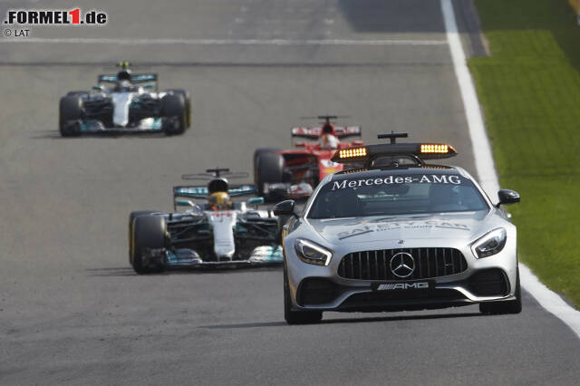 Foto zur News: Während der Safety-Car-Phase wechselt Hamilton auf Soft, Vettel auf Ultrasoft. Und Hamilton fällt es schwer, seine Reifen auf Temperatur zu halten: "Warum fährt der so langsam?", meckert er in Richtung Bernd Mayländer.