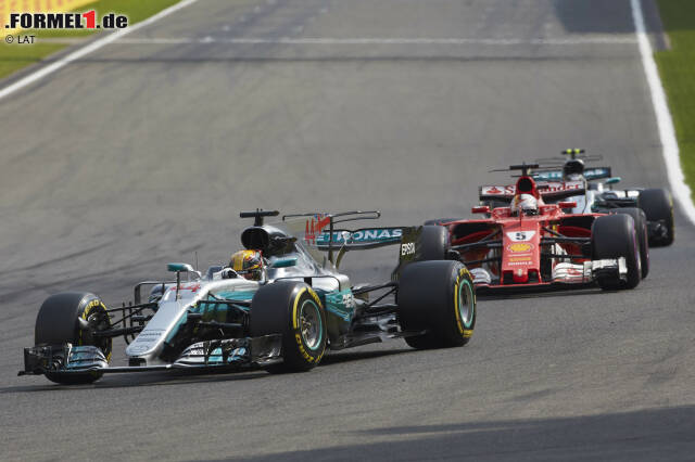 Foto zur News: Vor dem Restart das gleiche Spiel wie in Baku: Mal beschleunigt er vor Vettels Nase, mal bremst er abrupt zusammen. Beim Restart wittert Vettel seine Chance, ist auch dran - zu nahe, sodass er bereits ausgangs Eau Rouge lupfen muss und Schwung verliert. Im Finish kann er trotz der weicheren Reifen nicht mehr attackieren.