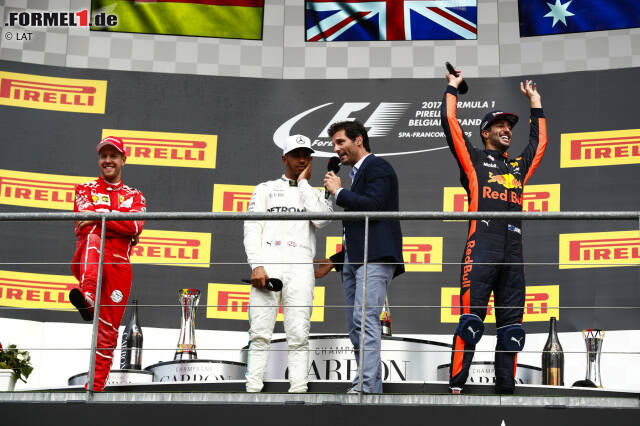 Foto zur News: Daniel Ricciardo stiehlt im Finish allen die Show: zuerst mit seinem tollen Manöver gegen Räikkönen und Valtteri Bottas bei Les Combes, dann auf dem Podium, als Mark Webber Sieger Hamilton interviewt - und Webber die Verstappen-Fans mit La Ola tröstet. Starker Sechster: Nico Hülkenberg.