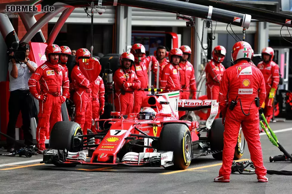 Foto zur News: Weil wegen Verstappen bei Kemmel Doppel-Gelb geschwenkt wird und Kimi Räikkönen trotzdem Vollgas durch Eau Rouge zischt, nicht einmal lupft, kassiert der Ferrari-Fahrer eine harte Strafe: zehn Sekunden Stop &amp; Go. Das wirft ihn vom vierten auf den siebten Platz zurück - hinter Hülkenberg und Ocon, die er rasch überholt.