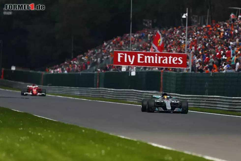 Foto zur News: An der Spitze ist der Abstand zwischen Hamilton und Vettel, die den Sieg untereinander ausmachen, mal größer (3,5 Sekunden nach dem Boxenstopp), mal kleiner (0,6 Sekunden in Runde 17). Aber Vettel dämmert: Wenn beide auf den gleichen Reifen (Soft) durchfahren, muss er auf einen Fehler hoffen.