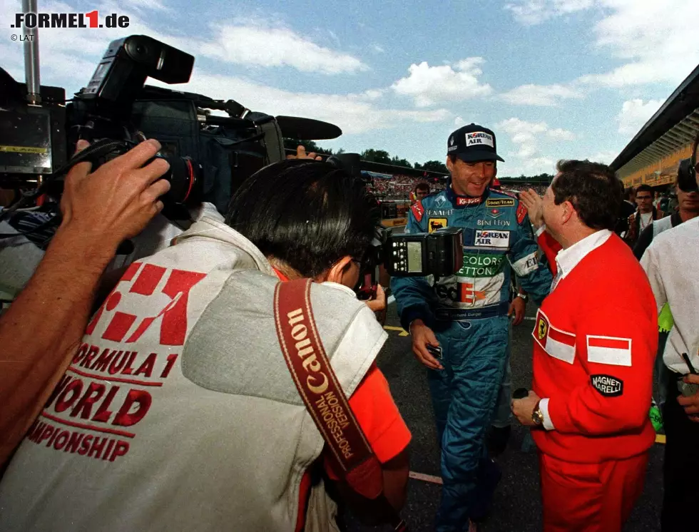 Foto zur News: ...mit Gerhard Berger. Hier gratuliert sein ehemaliger Chef Jean Todt, mit dem Berger bei Ferrari zusammenarbeitete, dem sympathischen Österreicher.