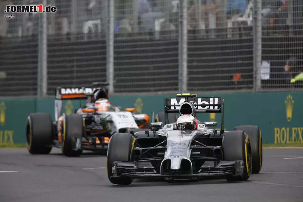 Foto zur News: Kevin Magnussen (2014), zweiter Platz: Schon im Qualifying verpasst der damals 21-jährige Däne seinem McLaren-Teamkollegen Jenson Button eine schallende Ohrfeige, im Rennen lässt er nicht locker. Weil Daniel Ricciardo wegen zu hohen Benzindurchflusses disqualifiziert wird, kommt Magnussen am grünen Tisch von Rang drei auf zwei.