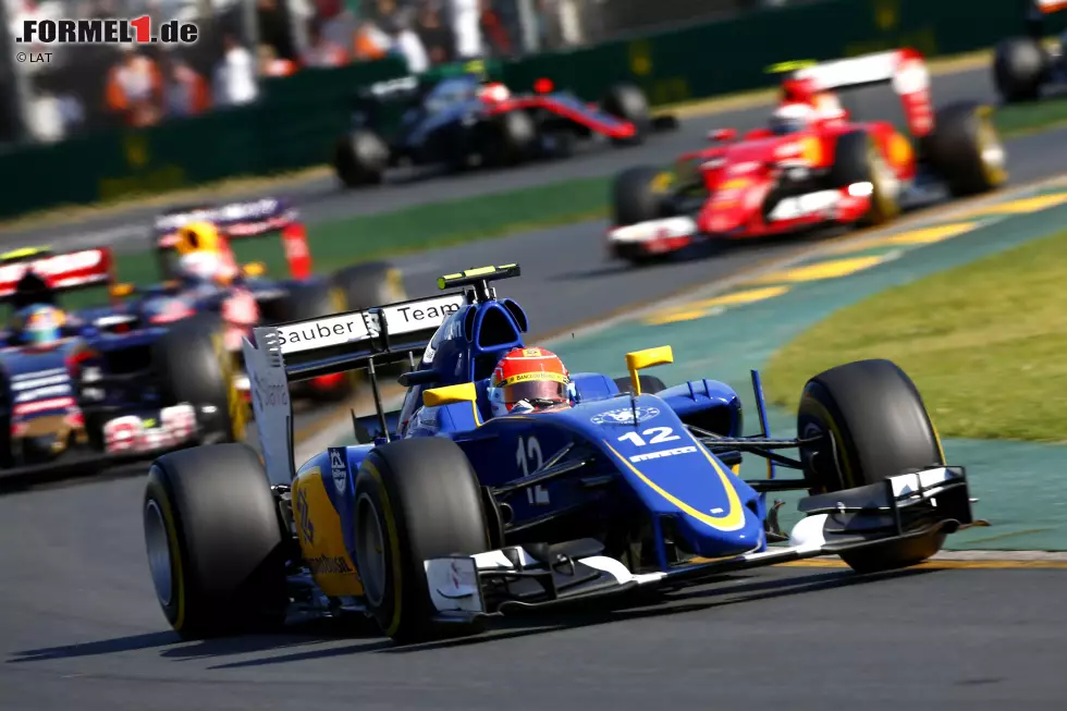 Foto zur News: Felipe Nasr (2015), fünfter Platz: Als Paydriver und ewiger GP2-Zweiter verschrien überrascht der Brasilianer in seinem ersten Rennen für Sauber. Dass nur 16 Autos am Start sind, ist hilfreich. Dass er sich von einer Kollision in der Startphase nicht aus der Ruhe bringen lässt, ein Zeichen seiner fahrerischen Güte.