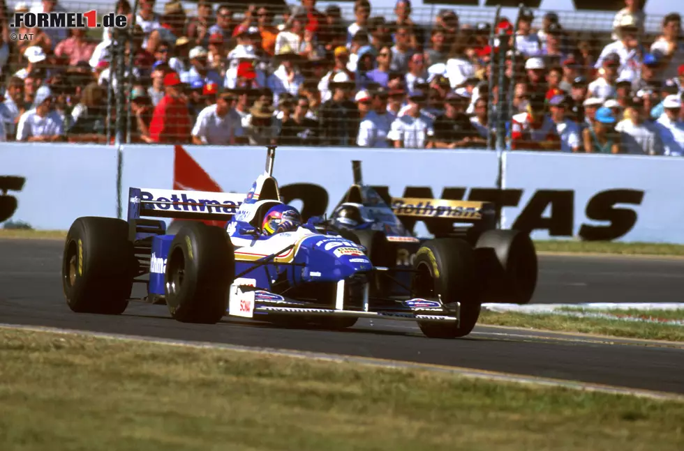 Foto zur News: Jacques Villeneuve (1996), zweiter Platz: Als Sohn des vielleicht talentiertesten Rennfahrers seiner Generation und Indy500-Sieger bekommt der Kanadier Vorschusslorbeeren - und mit dem Williams das beste Auto. In Melbourne wird er ihnen mit der Pole-Position gerecht und kämpft gegen Damon Hill um den Sieg, bis ihn ein Ölleck einbremst.