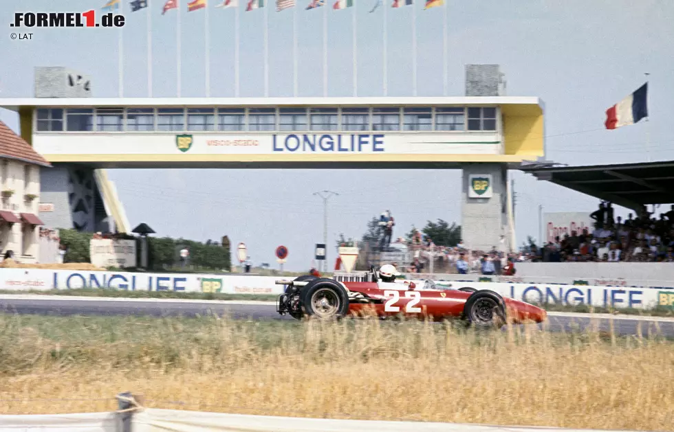 Foto zur News: Mike Parkes (1966), zweiter Platz: Als John Surtees Ferrari aus heiterem Himmel verlässt, bekommt der britische Sportwagenspezialist der Scuderia eine unverhoffte Chance in der Königsklasse. Weil er 1,93 Meter misst, muss das Team extra das Chassis umbauen, was sich in Reims auszahlt. Die große Karriere bleibt Parkes aber versagt.