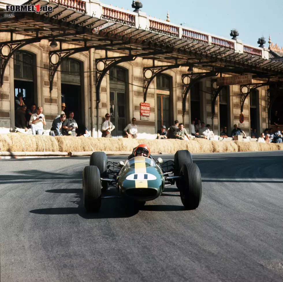 Foto zur News: Peter Arundell (1964), dritter Platz: Eigentlich soll der Brite bei Lotus nur Wasserträger für Jim Clark sein, doch mit einem Podium in Monaco lässt er aufhorchen und unterstreicht sein Talent. Ein schwerer Formel-2-Unfall läutet wenige Wochen später den Anfang vom Ende seiner Karriere ein.