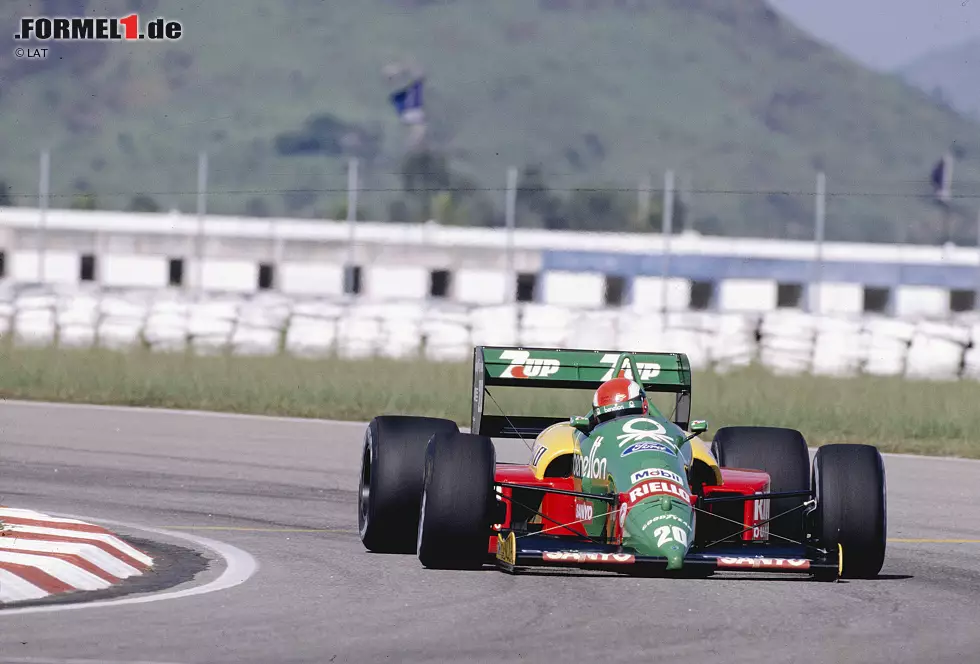 Foto zur News: Johnny Herbert (1989), vierter Platz: Es ist schon ein Wunder, dass der Brite nach einem Horrorunfall in der Formel 3000 wieder laufen kann. Sein Auftritt im Benetton in Jacarepagua steht dem kaum nach. Anschließend müssen in die Mechaniker aus dem Auto hieven, weil er vor Schmerzen nicht mehr stehen kann.