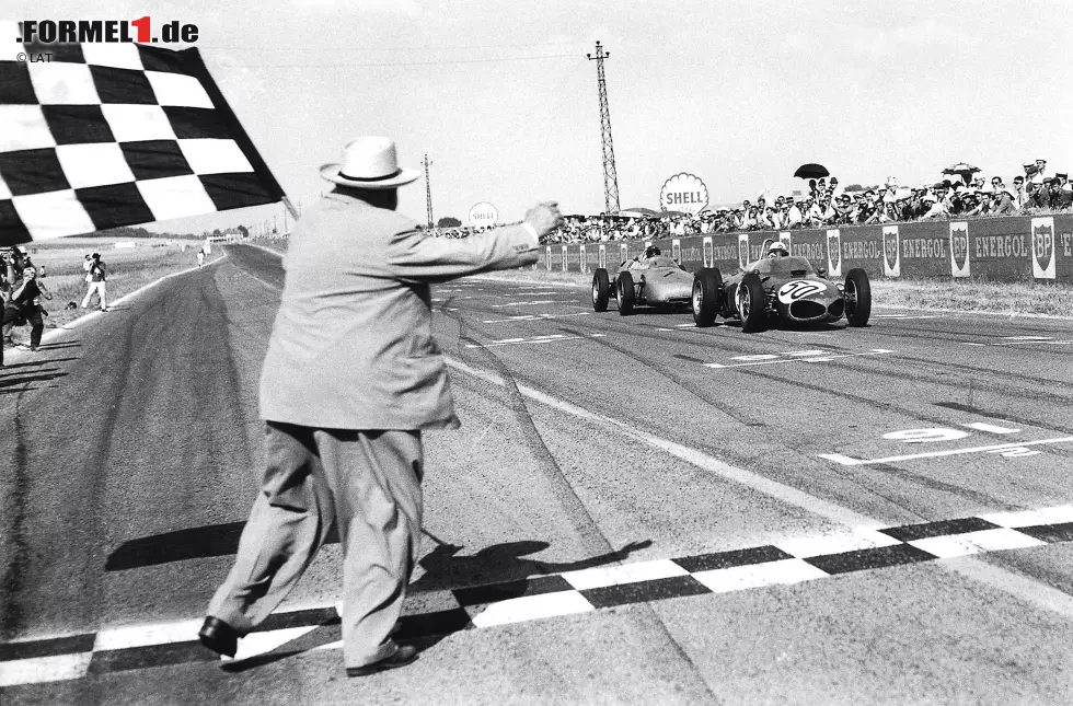 Foto zur News: Giancarlo Baghetti (1961), Sieg: Sein Auftritt in Reims ist nicht das erste Formel-1-Rennen des Italieners, aber das erste im Rahmen der WM. In einem privaten Ferrari mit zehn PS weniger verglichen mit drei Werksautos profitiert er von deren Ausfällen - und rettet sich mit 0,1 Sekunden Vorsprung ins Ziel. Er sieht das Podium nie wieder.