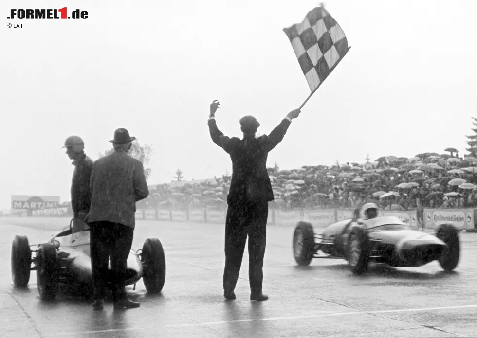 Foto zur News: #6: Stirling Moss. Vergleicht man die Wahrscheinlichkeit eines Sieges im Trockenen vs. im Regen, taucht Moss in allen Statistiken weit vorne auf. Seinen vielleicht legendärsten Regentriumph feiert er in der &quot;Grünen Hölle&quot;, 1961 auf dem Nürburgring. Unvergessen auch sein Sportwagen-Sieg 1958 in Oulton Park. Ein Fotofinish.