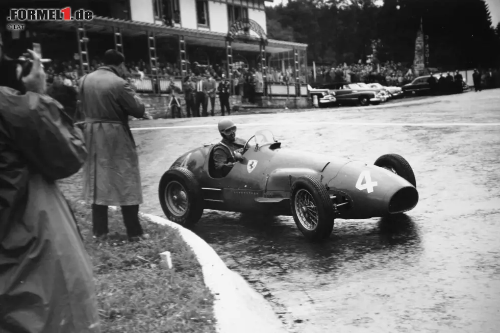 Foto zur News: #2: Alberto Ascari. Fünfmal tritt der Italiener bei einem Regenrennen in der Formel 1 an. Viermal gewinnt er. Zum ersten Mal übrigens in Spa-Francorchamps, wo 1952 noch recht wenig Respekt vor der Tatsache herrscht, dass Rennautos im Regen auch mal von der Strecke abkommen könnten ...