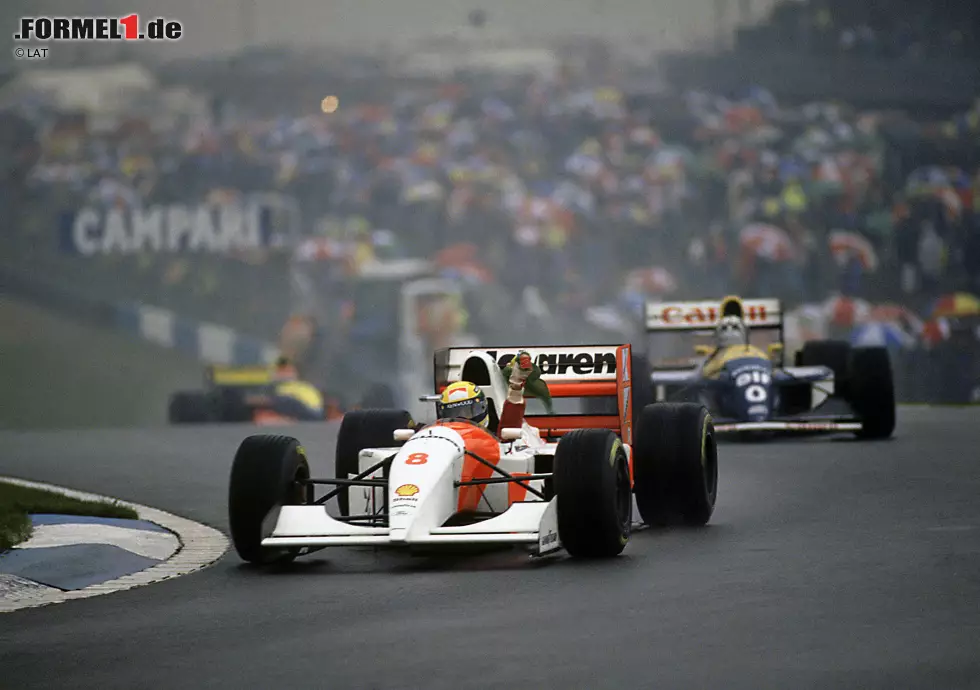 Foto zur News: #1: Ayrton Senna. &quot;Magic&quot; wird er nach seinem ersten Grand-Prix-Sieg auf nasser Strecke in Estoril 1985 getauft, und tatsächlich hat es meist etwas Magisches, wenn Senna im Regen zu Höchstform aufläuft. Monaco 1984, Suzuka 1988, Interlagos 1991 - die Liste ist lang. Aber sein denkwürdigster Regensieg ist sicherlich Donington 1993.