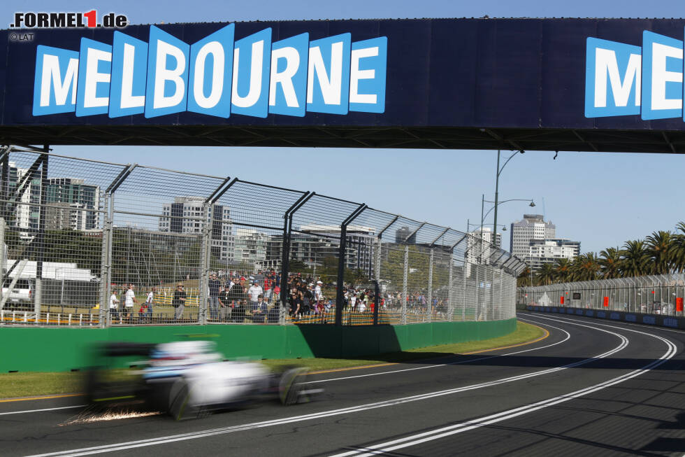 Foto zur News: Dem Höhe- folgt der Tiefpunkt: Den Saisonauftakt in Australien 2015 muss der Williams-Pilot auslassen, anhaltende Rückenschmerzen sind der Grund. In Malaysia ist Bottas aber wieder fit. Hinter Mercedes und Ferrari sind für ihn in dem Jahr vor allem die Plätze knapp außerhalb des Podestes gebucht. Zweimal schafft er es aber doch nach oben.