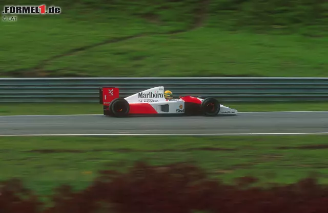 Foto zur News: Der 24. März 1991 wird dann der Tag des Helden: Senna schleppt seinen McLaren in Interlagos ins Ziel, als er zunächst ohne vierten, später auch ohne dritten und fünften Gang fahren muss. In einigen Kurven hält er den Honda-Motor mit Mühe am Leben. Dass auch seine Williams-Rivalen Getriebeprobleme und Reifenschäden haben, ist Glück.