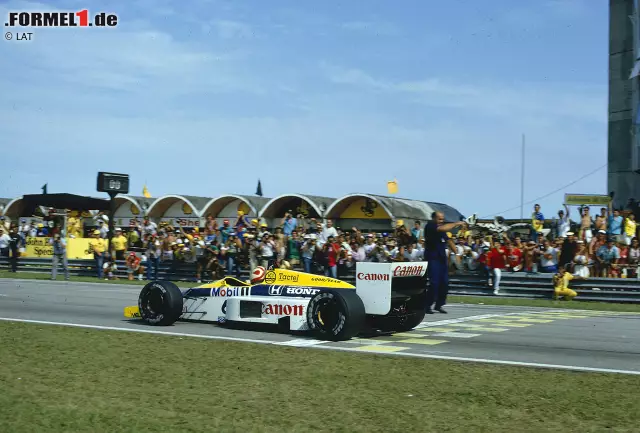 Foto zur News: Piquets zweiter Erfolg in Jacarepagua 1986 bietet mehr Dramatik: Mittlerweile bei Williams profitiert er von einer Kollision zwischen Pole-Mann Ayrton Senna (McLaren) und Teamkollege Nigel Mansell sowie von einem Motorschaden Alain Prosts (McLaren). Als einziger brasilianischer Sieger auf der Strecke trägt sie heute seinen Namen.