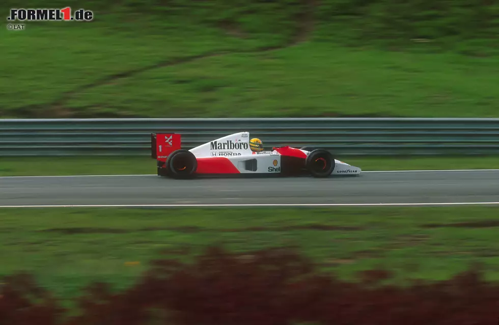 Foto zur News: Der 24. März 1991 wird dann der Tag des Helden: Senna schleppt seinen McLaren in Interlagos ins Ziel, als er zunächst ohne vierten, später auch ohne dritten und fünften Gang fahren muss. In einigen Kurven hält er den Honda-Motor mit Mühe am Leben. Dass auch seine Williams-Rivalen Getriebeprobleme und Reifenschäden haben, ist Glück.