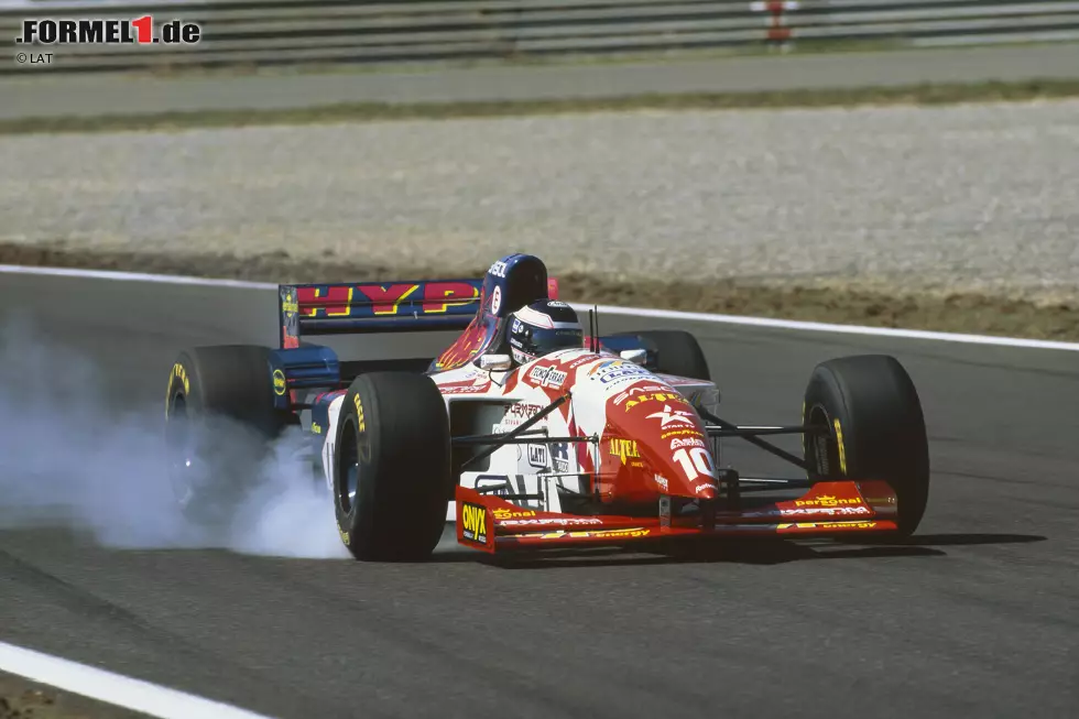 Foto zur News: Taki Inoue: Er bezeichnete sich als &quot;einen der schlechtesten Formel-1-Piloten aller Zeiten&quot; und kam mit Geld japanischer Firmen zu Simtek und Footwork. Das Ziel sah er 1994 und 1995 fast nie, weil er nicht nur langsam war, sondern meistens entgegen der Fahrtrichtung stand. An zwei der bemerkenswertesten Unfälle war Inoue nicht schuld.