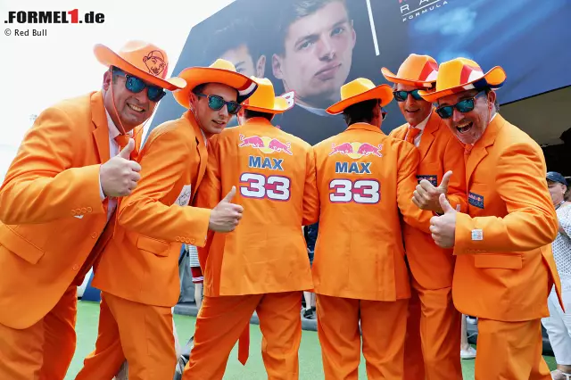 Foto zur News: Die originellsten Fans sind auch in Barcelona die von Max Verstappen. Ein Jahr nach dem Premierensieg des Red-Bull-Stars in der Formel 1 machen die "Oranjes" die neu gestaltete Fanzone unsicher. Und haben dabei sichtlich Spaß.