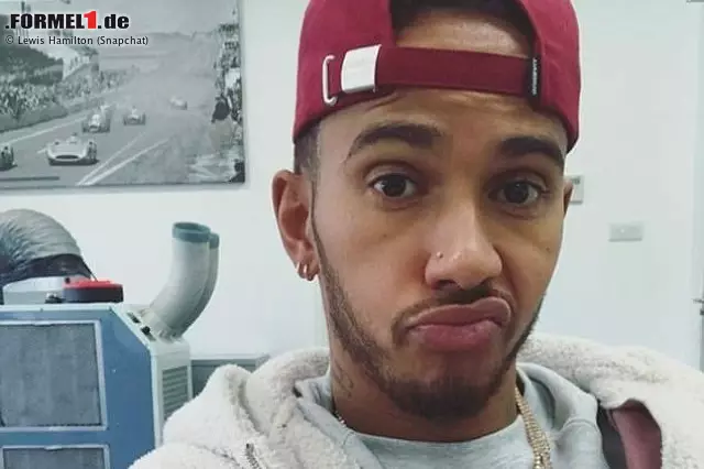 Foto zur News: Apropos Wäsche: Lewis Hamilton steht nach einem Kurzausflug nach Los Angeles ohne Gepäck in London-Heathrow. "When Virgin don't put your bags on the plane!'", postet er. Aus Airline-Sicht keine gute Idee, das Gepäck eines Formel-1-Weltmeisters zu vergessen. Das bekommen nämlich all seine Snapchat-Follower mit.