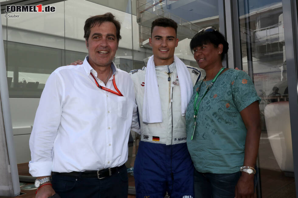 Foto zur News: ... Pascal Wehrlein fährt nämlich als Achter erstmals in dieser Saison in die Punkte. Zu den ersten Gratulanten gehören sein deutscher Vater und seine Mutter, die aus Mauritius stammt. Ein schöneres Geschenk zum Muttertag hätte Wehrlein wohl kaum machen können.