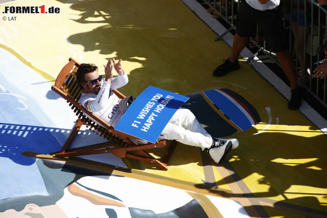 Foto zur News: #PlacesAlonsoWouldRatherBe macht weiter die Runde. Diesmal im Zuge einer PR-Aktion des Hungarorings, mit dem die Formel 1 in die Sommerpause verabschiedet wird. Für Martin Brundle eine "Verschwendung von Talent", dass Alonso nicht auf, sondern unter dem Podium ist. Jenson Button kontert: Ein bisschen Spaß muss sein!