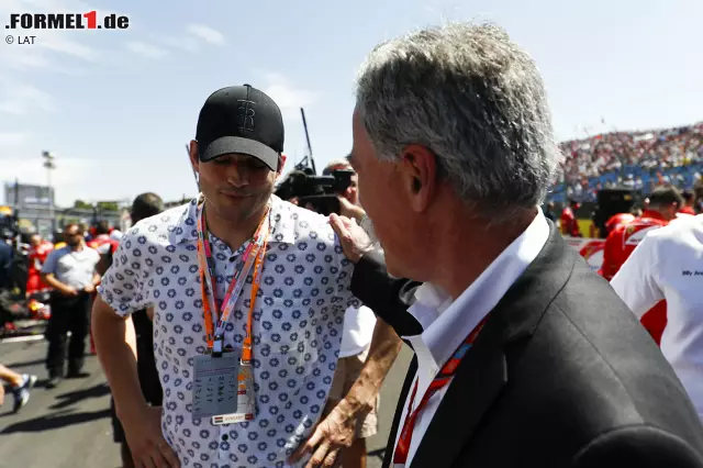 Foto zur News: Kutcher verbindet seinen Besuch am Hungaroring mit einem Budapest-Urlaub, und lässt sich von Formel-1-Boss Chase Carey himself auf den Grid führen.