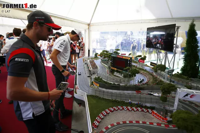 Foto zur News: Muss in jede gute Formel-1-Fanzone: eine Carrerabahn. Romain Grosjean crasht, Esteban Ocon fährt auf und davon. Auf der echten Rennstrecke an diesem Wochenende nicht anders.