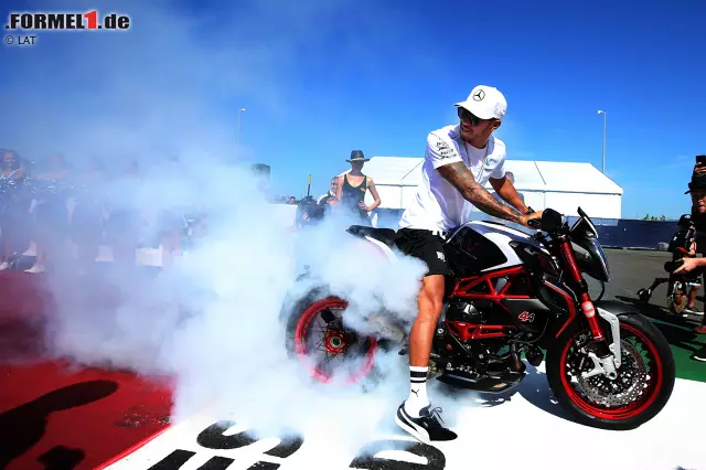 Foto zur News: MV Agusta hat für Lewis Hamilton dieses Spezialbike angefertigt, das der Mercedes-Star inzwischen zu fast jedem Grand Prix mitbringt. Hamilton spart sich damit den Stau auf der Budapester Stadtautobahn, ...