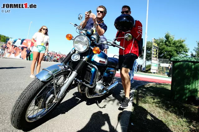 Foto zur News: ... genau wie Sebastian Vettel, der mit seiner stilvollen Classic-Suzuki aus den 1970er-Jahren an den Hungaroring fährt. Klassische Motorräder sind zur großen Leidenschaft des Ferrari-Stars geworden.