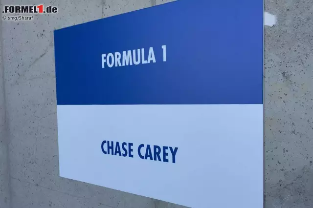 Foto zur News: Am Freitag steht auf dem für Formel-1-Boss Chase Carey noch ein Schild mit dem falschen Namen: "Cary". Nach einem Bericht in der 'Bild'-Zeitung über den peinlichen Fauxpas reagieren die Veranstalter und korrigieren den Fehler. Hier unser Beweisfoto.