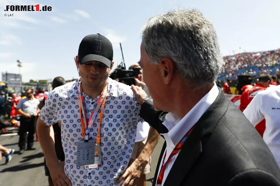 Foto zur News: Kutcher verbindet seinen Besuch am Hungaroring mit einem Budapest-Urlaub, und lässt sich von Formel-1-Boss Chase Carey himself auf den Grid führen.