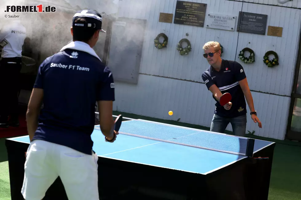 Foto zur News: ... oder mit einem Tischtennis-Tisch, an dem sich die Sauber-Teamkollegen Pascal Wehrlein und Marcus Ericsson matchen. Im Paddock am Hungaroring wegen der extremen Hitze schon traditionell: Ventilatoren, die gekühltes Wasser durch die Luft sprühen.