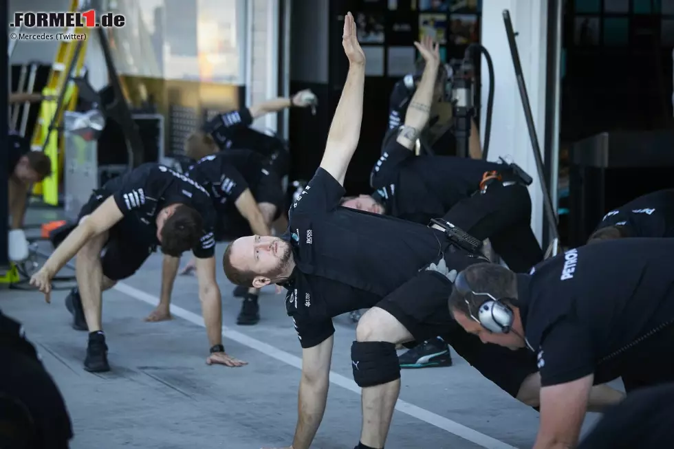 Foto zur News: Fast alle Teams nötigen ihre Mechaniker inzwischen allmorgendlich zu Aerobic-Übungen. Mit frischem Körper und Geist arbeitet es sich besser. In einem Umfeld, in dem es auf kleinste Details ankommt, nicht mehr wegzudenken.