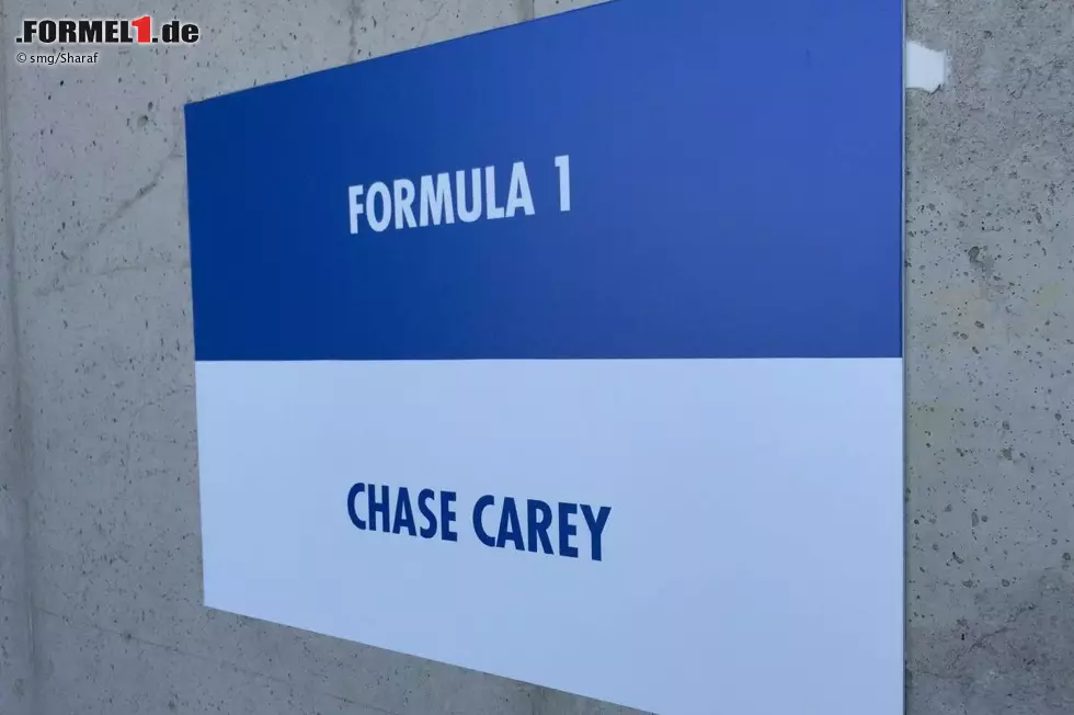 Foto zur News: Am Freitag steht auf dem für Formel-1-Boss Chase Carey noch ein Schild mit dem falschen Namen: &quot;Cary&quot;. Nach einem Bericht in der &#039;Bild&#039;-Zeitung über den peinlichen Fauxpas reagieren die Veranstalter und korrigieren den Fehler. Hier unser Beweisfoto.