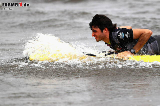 Foto zur News: Die "Jungbullen" von Toro Rosso ziehen da lieber den Saint-Kilda-Beach vor. Während sich Carlos Sainz und Daniil Kwjat auf dem Surfboard duellieren, ...