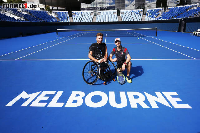 Foto zur News: Für Romain Grosjean geht's indes auf den Tenniscourt der Australian Open. Der Haas-Pilot spielt ein Match gegen Dylan Alcott, einer lokalen Größe im Rollstuhl-Tennis - und hat große Mühe, jede der krachenden Vorhände seines Gegners zu erlaufen.