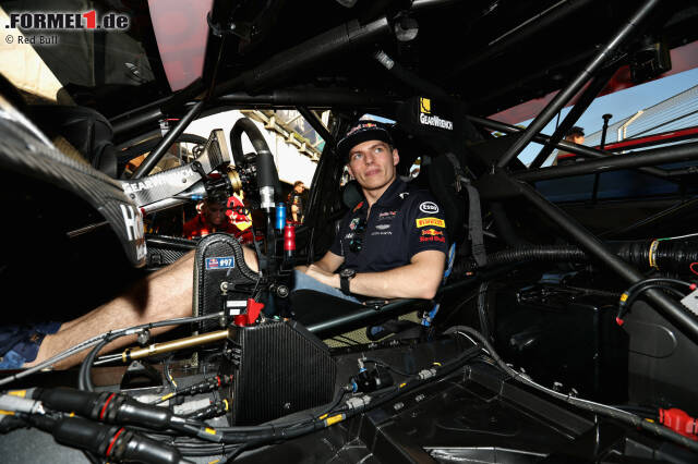 Foto zur News: Vorplanen für eine Karriere nach der Formel 1? Max Verstappen lässt sich schon mal in ein V8-Supercar schnallen, so etwas wie die australische DTM. Die fährt im Rahmenprogramm der Formel 1 - und ist "down under" die mit großem Abstand populärste Rennserie.