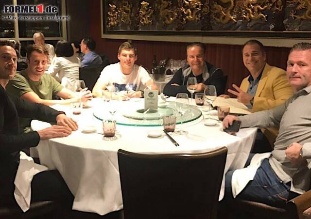 Foto zur News: Aber am Melbourne-Wochenende bleibt auch mal Zeit für ein entspanntes Abendessen mit ein paar Freunden und Bekannten. Mit am Verstappen-Tisch: RTL-Reporter Kai Ebel.