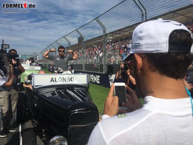 Foto zur News: Fernando Alonso macht den starken Mann - und Lewis Hamilton knipst das entsprechende Foto: Die einstigen McLaren-Erzrivalen verstehen sich schon seit Jahren prächtig. "Jetzt kämpfen die Besten der Besten gegeneinander", sagt Hamilton über sein Duell mit Vettel - und ergänzt: "Fernando würde eigentlich auch dazugehören."