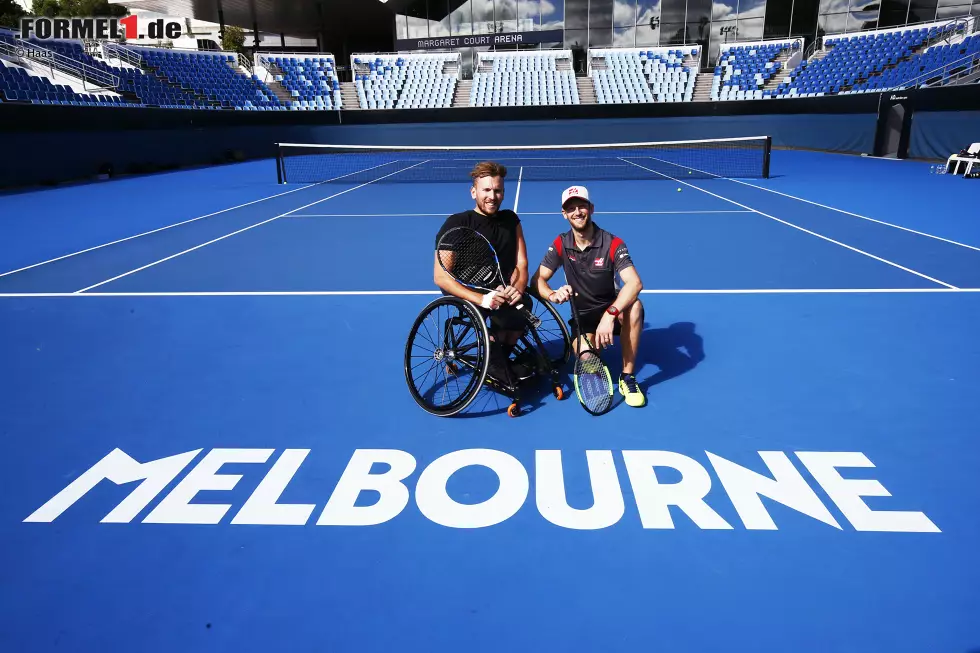 Foto zur News: Für Romain Grosjean geht&#039;s indes auf den Tenniscourt der Australian Open. Der Haas-Pilot spielt ein Match gegen Dylan Alcott, einer lokalen Größe im Rollstuhl-Tennis - und hat große Mühe, jede der krachenden Vorhände seines Gegners zu erlaufen.