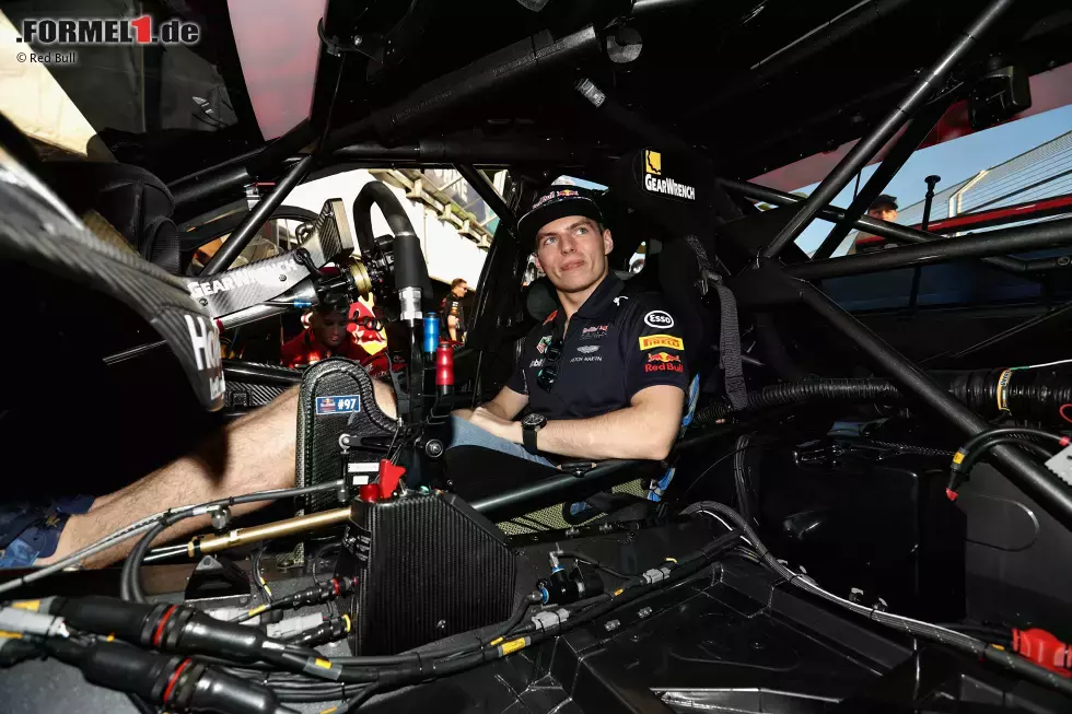 Foto zur News: Vorplanen für eine Karriere nach der Formel 1? Max Verstappen lässt sich schon mal in ein V8-Supercar schnallen, so etwas wie die australische DTM. Die fährt im Rahmenprogramm der Formel 1 - und ist &quot;down under&quot; die mit großem Abstand populärste Rennserie.