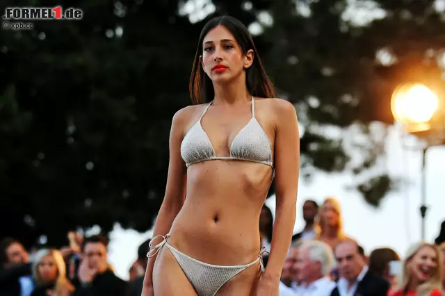 Foto zur News: Aktuelle Formel-1-Stars tänzeln dabei über den Laufsteg, als wollten sie "Bernie's Next Topmodel" werden. Aber die Herren Ericsson und Vandoorne machen dabei bei weitem nicht so gute Figur wie die Bikini-Models, denen Eddie Irvine besonders genau bei der Arbeit zuschaut.