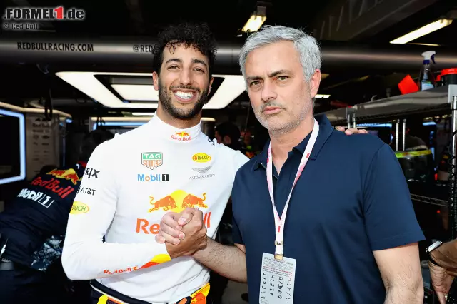 Foto zur News: Gegensätzlicher könnten Gesichtsausdrücke wohl kaum sein: Der ewige Sonnyboy Daniel Ricciardo mit Jose Mourinho, dem Griesgram-Coach von Manchester United.