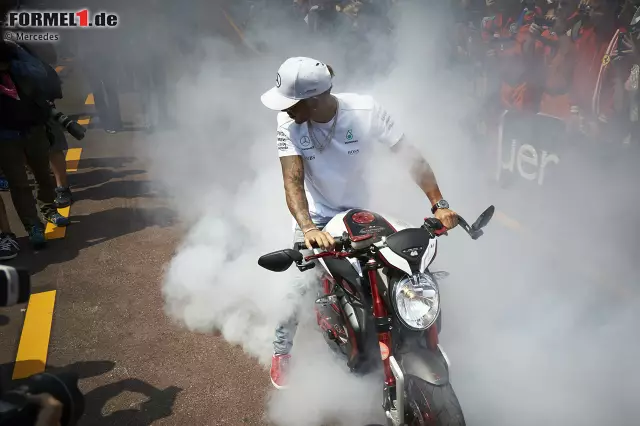 Foto zur News: Monaco bedeutet für viele Formel-1-Fahrer auch, zu Hause schlafen zu können. Und weil mit dem Auto durch Monaco fahren angesichts des Verkehrs keine wahnsinnig reizvolle Option ist, kommt etwa Lewis Hamilton mit einer MV Agusta, die speziell nach seinen Wünschen angefertigt wurde.