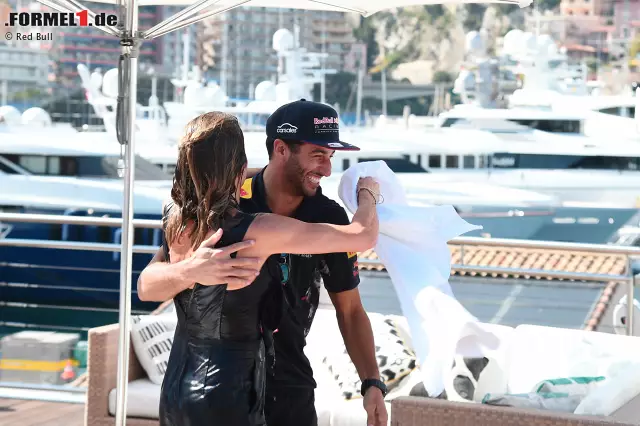 Foto zur News: Der hat als Jack in "Titanic" einst eine Lady vor dem Ertrinken gerettet. Ricciardo eher weniger. Nach dem Interview auf der Energy-Station schmeißt er die TV-Reporterin Natalie Pinkham kurzerhand in den Pool. Die nimmt es ihm aber nicht weiter übel.