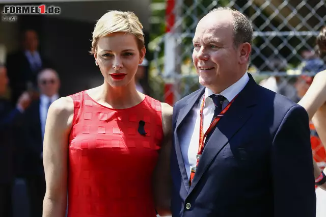 Foto zur News: Fürst Albert mit seiner Ehefrau Charlene. Albert ist immer noch begeisterter Sportfan - und lässt es sich im Vorfeld des Rennens nicht nehmen, mit einer Promi-Auswahl gegen die Nazionale Piloti aufzulaufen, im Stadion von Monaco. Alles für den guten Zweck.