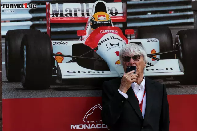 Foto zur News: Bernie Ecclestone hat, wie dieses Foto beweist, tatsächlich ein Smartphone. Ob er das Konzept von Siri hundertprozentig verstanden hat, ist uns nicht klar. Aufgenommen bei einer Abendveranstaltung in Erinnerung an Ayrton Sennas ersten Monaco-Sieg 1987.