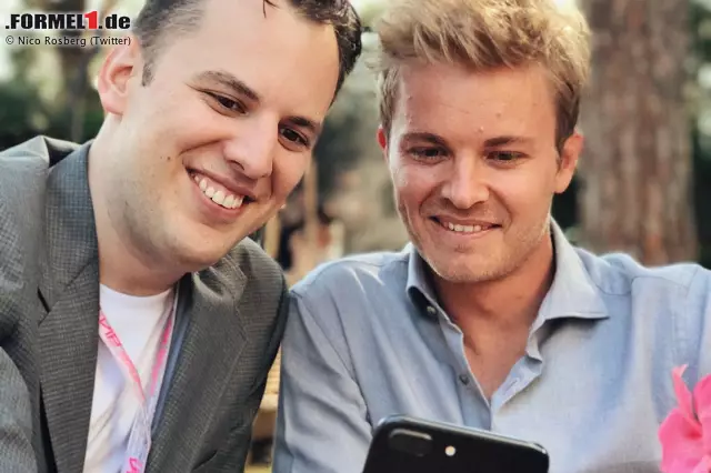 Foto zur News: Auf der Suche nach Business-Opportunities? Rosberg im Gespräch mit Mike Krieger, einem der Gründer der Social-Media-Plattform Instagram. Die große Ironie dabei: Rosberg postet dieses Foto auf Twitter.